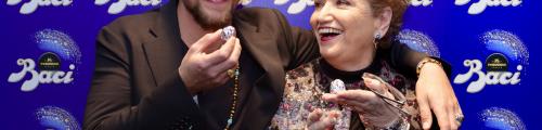 Mara Maionchi e Enrico Nigiotti firmano i Baci Perugina