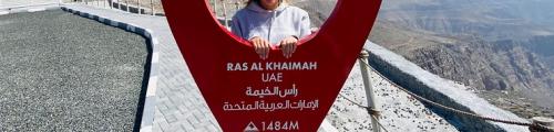 La Globish Coach che fa lezione di inglese ad alta quota sulla vetta del monte Jebel Jais