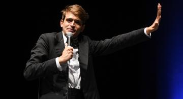 '1 e 95'. Domenica, al 'Traetta', un'ora di stand-up comedy con il comico più alto d'Italia Giuseppe Scoditti