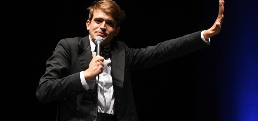 '1 e 95'. Domenica, al 'Traetta', un'ora di stand-up comedy con il comico più alto d'Italia Giuseppe Scoditti