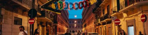 L’arte torna ad abitare balconi e strade del quartiere Madonnella di Bari con “Il mattina ha Lory in bocca”