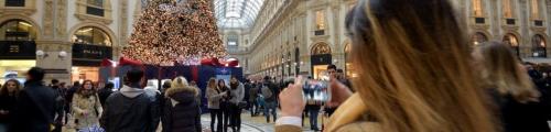 Natale, Swarovski firma l'albero in Galleria: 36mila luci e 10mila decorazioni