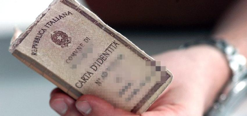 La foto sulla carta d'identità non piace più, decide di sostituirla con un selfie